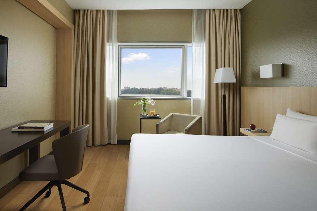 Nh Ribera Del Manzanares Hotel Madrid Room photo